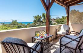 Wonderful seaside 4-bedroom house, 70 meters from beach for 240,000 €