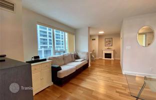 2-bedroom apartment in Lake Shore Boulevard West for C$789,000