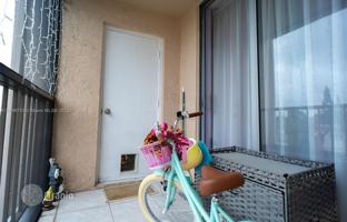 2-bedroom apartments in condo 135 m² in Hallandale Beach for $330,000