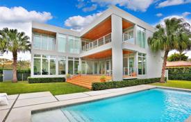 Spacious villa with a backyard, a swimming pool, terraces and two garages, Key Biscayne, USA for $3,800,000