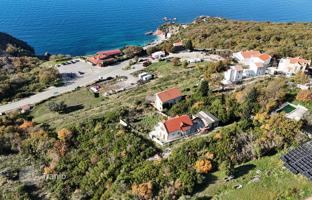 4-bedroom cottage 210 m² in Budva city for 400,000 €