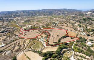 Land plot 58,060 m² in Polemi for 500,000 €