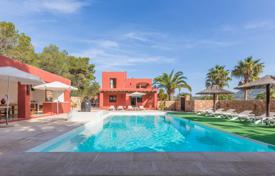 Alluring 6-bedroom Villa up to 14 guests just2km from the beaches of Cala Carbo and Cala Vadella. Price on request