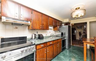 9-bedroom townhouse in Old Toronto for C$1,294,000