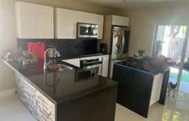 Townhome – West End, Miami, Florida,  USA for $440,000