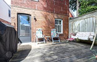 10-bedroom house in Woodbine Avenue for C$1,225,000