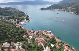 Land plot 2,145 m² in Lepetane for 450,000 €
