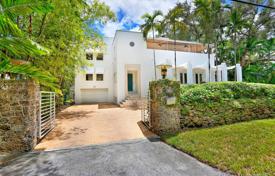 Spacious villa with a garden, a backyard, a pool, a relaxation area, a terrace and a garage, Miami, USA for 1,563,000 €
