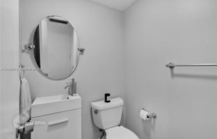 1-bedroom apartments in condo 77 m² in South Ocean Drive for $403,000