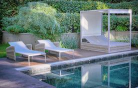 Three-bedroom apartment with a large garden and a private pool in Antibes, Cote d'Azur, France for 2,050,000 €