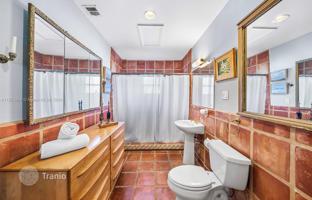 3-bedroom house 243 m² in Miami Beach for $2,225,000