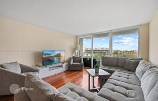 1-bedroom apartments in condo 68 m² in West Avenue for $560,000