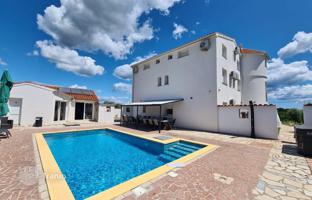 12-room house 400 m² in Valtura for 1,230,000 €