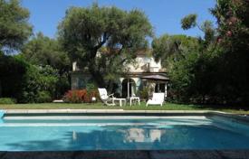 Beautiful sea view villa with a guest house and a swimming pool near the center of Juan-les-Pins, France. Price on request