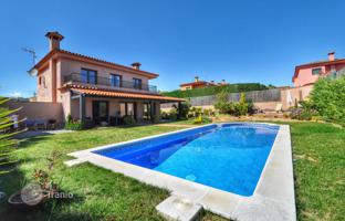 Two-storey villa with a swimming pool and a garden near the beach, in one of the best areas of Lloret de Mar, Spain for 845,000 €