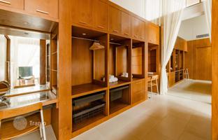 5-bedroom villa 650 m² in Bang Tao Beach for $1,160,000