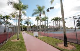 Townhome – Hialeah, Florida, USA for $390,000