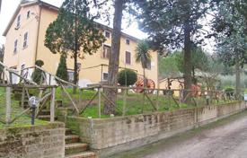 Classic farm in Chiusi, Tuscany, Italy for 870,000 €