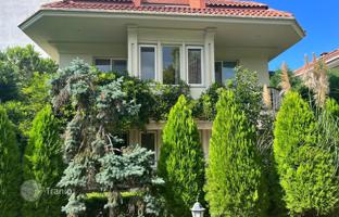 6-bedroom villa 370 m² in Maltepe for 79,240,000 TRY