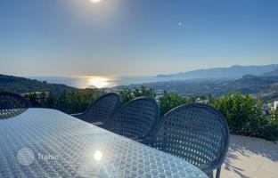 4-bedroom villa 300 m² in Kargicak for 36,093,000 TRY