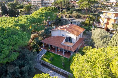 16-Bedroom Villa 330 m² for Sale in Sanremo, 1,400,000 €, ID