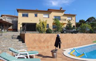 Beautiful villa with a swimming pool, a garden and a garage, Lloret de Mar, Spain for 649,000 €