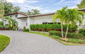 Two-level villa with a pool, a patio and a terrace, Pinecrest, USA for $1,495,000