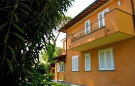 Two-storey villa with a terrace in a quiet street, 700 meters from the sea, in the center of Forte dei Marmi, Italy. Price on request