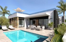 Villa on one level with 3 bedrooms, solarium and private pool in Ciudad Quesada for 496,000 €
