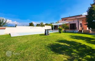 Beautiful villa with a view of lake Garda and a pool in Lazise, ​​Italy for 1,150,000 €