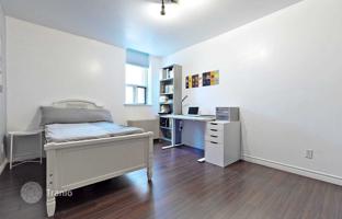 5-bedroom apartment in Beverley Street for C$969,000