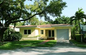 Comfortable cottage with a backyard, recreation area and a garage, Coral Gables, USA for $839,000