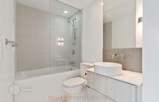 4-bedroom apartment in Roehampton Avenue for C$947,000