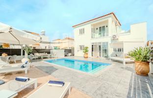 4-bedroom villa in Frenaros for 360,000 €