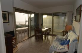 Nice apartment of 80 square meters plus 60 of terrace wth a stunning sea view, close to railway station, Italian border and shops for 500,000 €