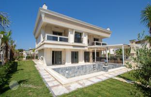 4-bedroom villa 230 m² in Kusadasi for 40,536,000 TRY
