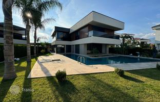 6-bedroom villa 320 m² in Camyuva for 80,516,000 TRY