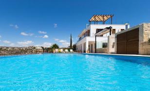 6-bedroom villa in Aphrodite Hills for 3,500 € per week