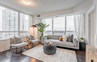 2-bedroom apartment in Lake Shore Boulevard West for C$956,000