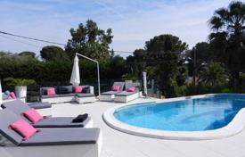 Modern villa with a swimming pool and a garden in a quiet residential area, Cap d'Antibes, France for 5,900 € per week