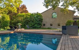 Two-storey villa with a swimming pool, a garden and a garage, Ravenna, Italy for 900,000 €