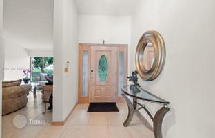 5-bedroom house 363 m² in Miami for $1,184,000