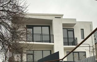 3-bedroom cottage 210 m² in Tbilisi (city) for $190,000