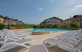 Luxury apartment with a garden and a panoramic view in a comfortable residence, in a prestigious area, Sirmione, Italy for 600,000 €