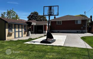 8-bedroom house in Etobicoke for C$1,785,000