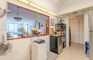1-bedroom apartments in condo 93 m² in Collins Avenue for $405,000