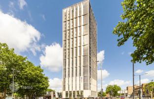 Luxury apartment with a panoramic view of the city in a new residence with a roof-top terrace, Canary Wharf, London, UK for £710,000