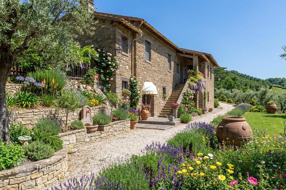 2471833 4-Bedroom Country House in Assisi for Sale, 559 m², 1,200,000 ...