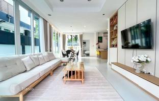 6-bedroom villa 300 m² in Pattaya for $581,000
