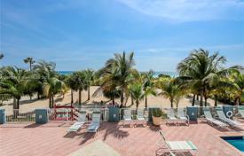 Condo – Surfside, Florida, USA for $749,000
